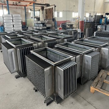 الخزانات والغطاء العلوي